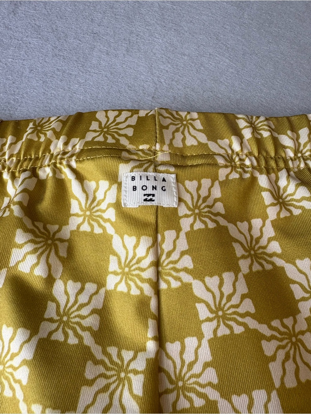 Billabong Hang Loose Pants Chartreuse Mustard Yellow Printed Flared Pants Sz M - Picture 10 of 10